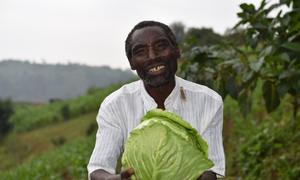 Mkulima aliyewezeshwa na FAO nchini Rwanda