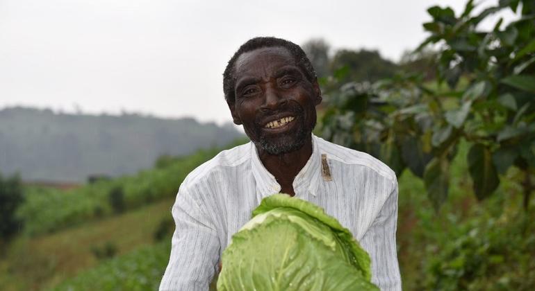 Mkulima aliyewezeshwa na FAO nchini Rwanda