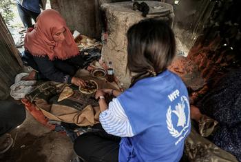 Алия Заки, руководитель отдела коммуникаций ВПП ООН в Палестине, во время визита в сектор Газа.