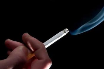 Existem fortes evidências indicando que parar ou reduzir o fumo durante a gravidez tem um efeito positivo na desnutrição materna e infantil 