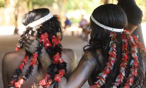 Dos mujeres amazónicas con tocados tradicionales.