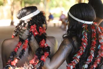 Dos mujeres amazónicas con tocados tradicionales.