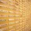 En una exposición en México, los nombres de víctimas de feminicidio aparecen junto con etiquetas en blanco que recuerdan a las mujeres no identificadas (foto de archivo).
