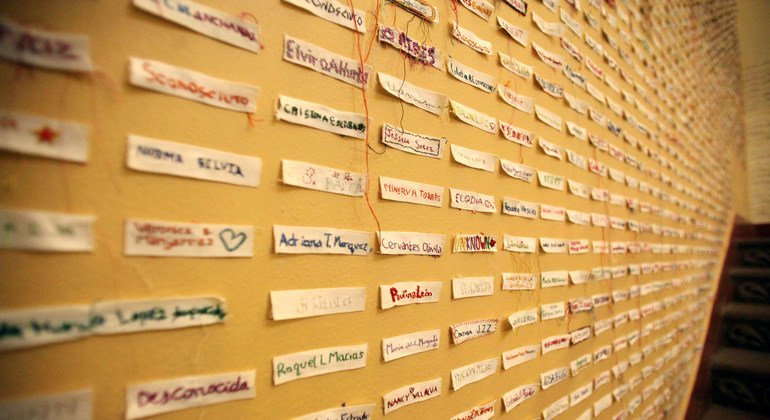 Etiquetas com nomes de vítimas de feminicídio, bem como o ‘desconhecido’ representam as vítimas de feminicídio em exposição no México.