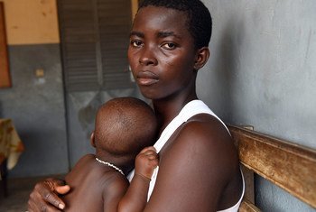 Une victime de violences conjugales âgée de 24 ans est prise en charge par les services sociaux du village de Bouaké, en Côte d'Ivoire.