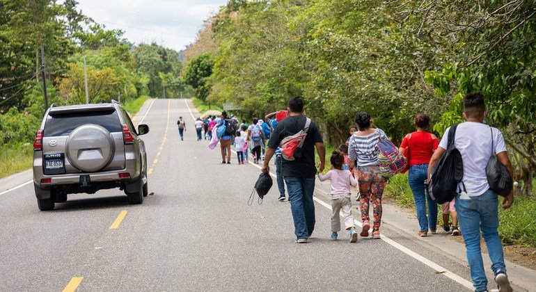 Famílias de migrantes hondurenhos dirigem-se à fronteira com a Guatemala.