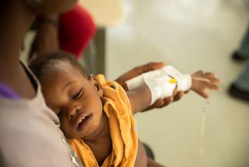 Un enfant affecté par le choléra est soigné dans un hôpital de Port-au-Prince, en Haïti.