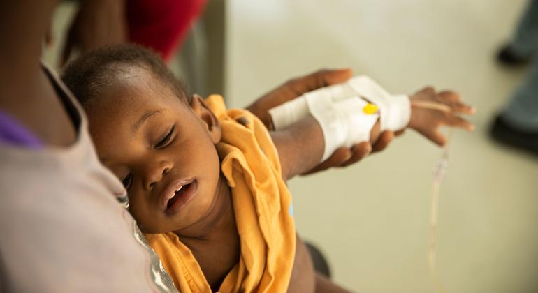 Un niño pequeño recibe tratamiento contra el cólera en un hospital de Puerto Príncipe (Haití).