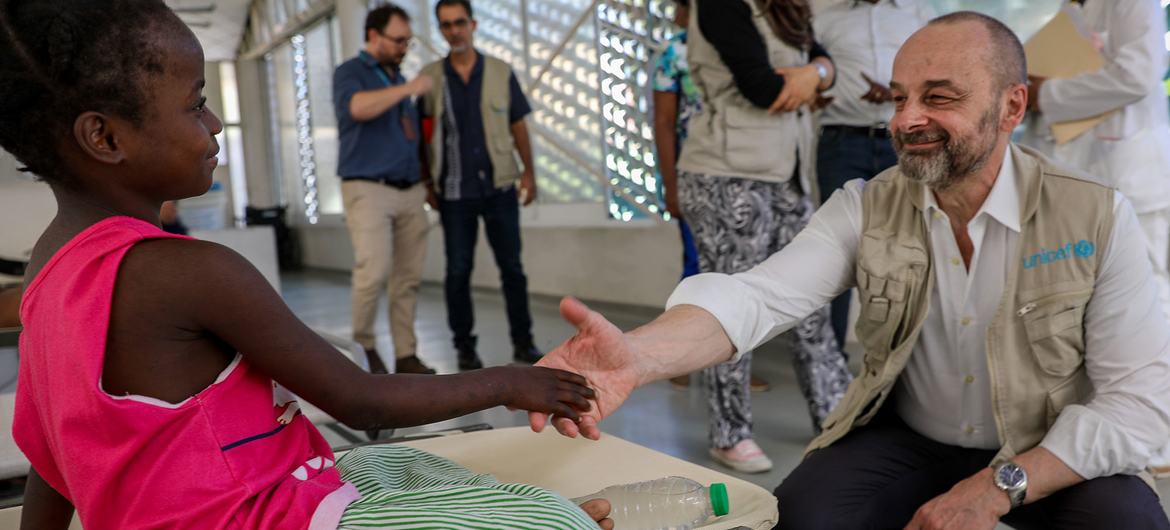 Manuel Fontaine visita o centro de saúde apoiado pelo Unicef, em Porto Príncipe