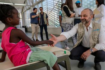 联合国儿童基金会紧急项目办公室主任曼努埃尔·方丹 (Manuel Fontaine) 在海地太子港儿基会支持的一个健康中心。