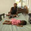 طفل يبلغ من العمر عاما واحدا يعاني من الكوليرا في مستشفى في بورت أو برنس، هايتي.