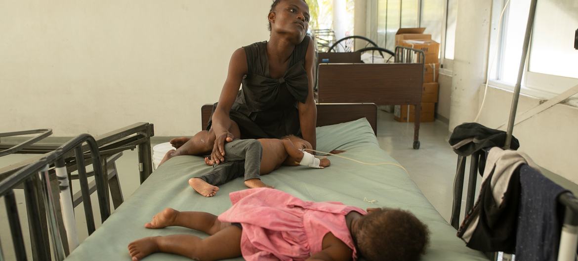 海地太子港的一家医院里，一名母亲正在安抚她患有霍乱的一岁的儿子。