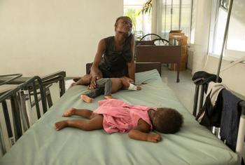 海地太子港的一家医院里，一名母亲正在安抚她患有霍乱的一岁的儿子。