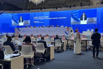 المدير العام لمنظمة الأمم المتحدة للتنمية الصناعية (اليونيدو)، جيرد مولر (على الشاشة) أثناء افتتاح المؤتمر العام للمنظمة في الرياض، المملكة العربية السعودية.