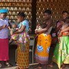 كجزء من حملة التطعيم ضد شلل الأطفال في موزامبيق، تأخذ الأمهات أطفالهن لتلقي التطعيمات في وحدة متنقلة في منطقة كولومبو.