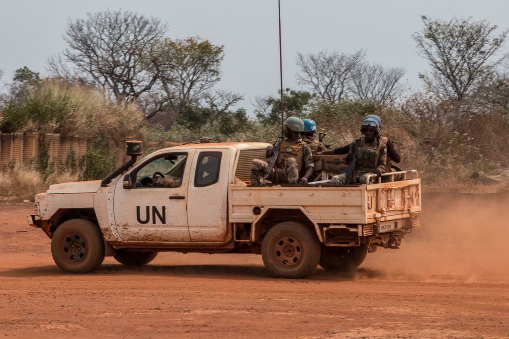 联合国维和人员在中非共和国的班巴里镇巡逻。(资料图片)