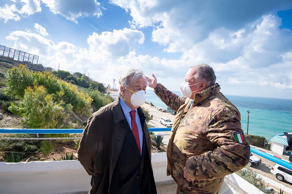 من الأرشيف: الأمين العام للأمم المتحدة، أنطونيو غوتيريش، يتحدث مع رئيس بعثة اليونيفيل الأسبق اللواء ستيفانو ديل كول، خلال زيارة إلى الخط الأزرق في جنوب لبنان.