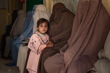 在阿富汗坎大哈省，儿基会支持的一家诊所的候诊室。