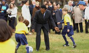 Após o lançamento da Aliança FIFA-UNICEF para Crianças, a lenda do futebol brasileiro Pelé joga futebol com crianças na sede da ONU. (novembro de 2001)
