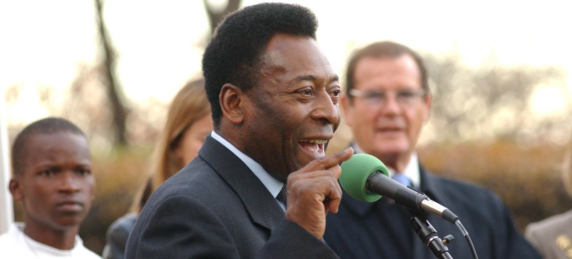 Brazilian football legend Pele speaks at the launch of the FIFA-UNICEF Alliance for Children, at UN headquarters. (November 2001)