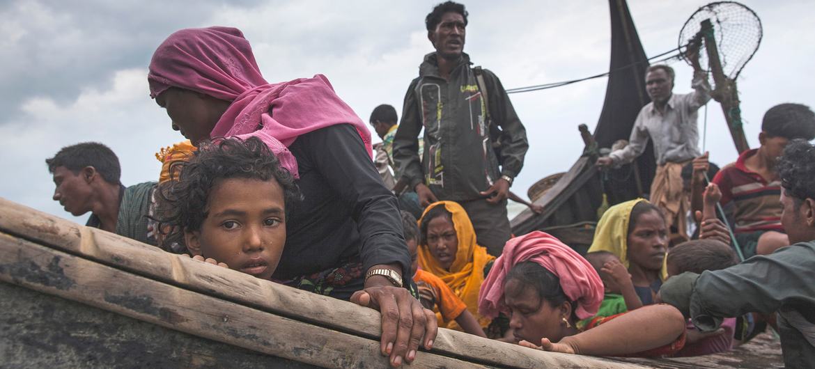 Refugiados rohingya chegam de barco de Mianmar, na baía de Bengala, a Teknaf, no distrito de Cox's Bazar, em Bangladesh. (Arquivo)