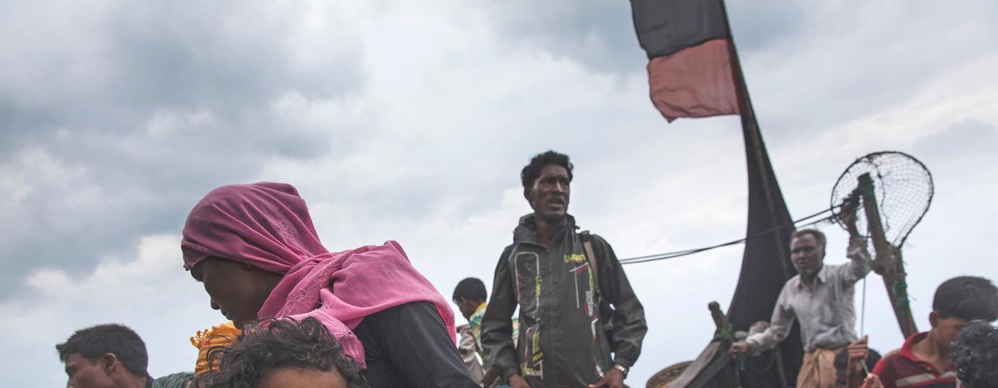 Des réfugiés rohingyas sur un bateau dans le golfe du Bengale, voyageant vers le Bangladesh en 2017.