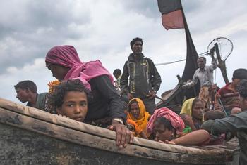 Des réfugiés rohingyas nouvellement arrivés débarquent sur le rivage après avoir voyagé en bateau depuis le Myanmar sur la baie du Bengale jusqu'à Cox's Bazar au Bangladesh. (archives)