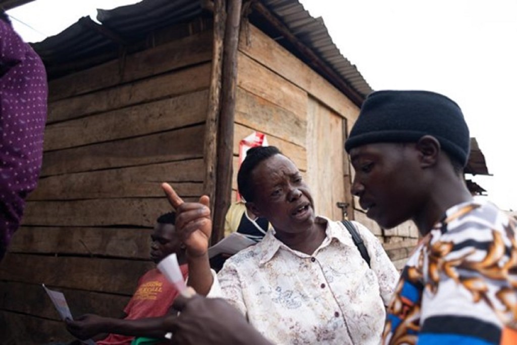 Arinaitwe akielimisha jamii kuhusu Ebola 