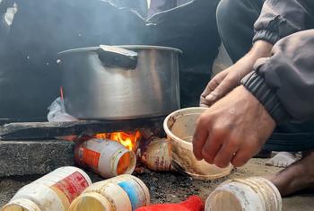 A family in Gaza uses plastic collected from the landfill to light a fire for cooking. (file)