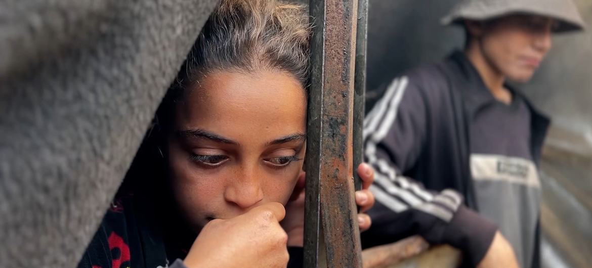 Жизнь в палаточных лагерях в зимние месяцы становится особенно тяжелой.