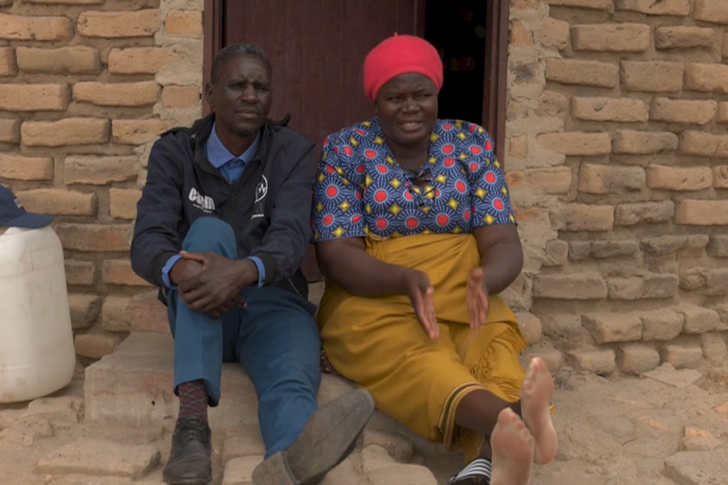 Mkulima Dzanisai Makhozo akiwa nyumbani na mumewe Tobias Makhozo, wanufaika wa mradi wa SIRP unaowezesha kilimo cha umwagiliaji Zimbabwe. Mkulima Dzanisai Makhozo akiwa nyumbani na mumewe Tobias Makhozo, wanufaika wa mradi wa SIRP unaowezesha kilimo cha umwagiliaji Zimbabwe.