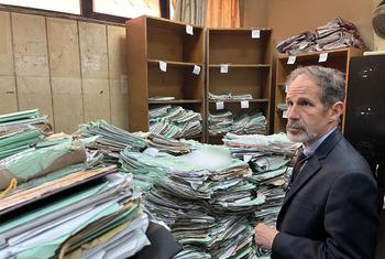 تراكم الوثائق في محكمة في دمشق زارها رئيس الآلية الدولية المحايدة والمستقلة روبرت بيتي.