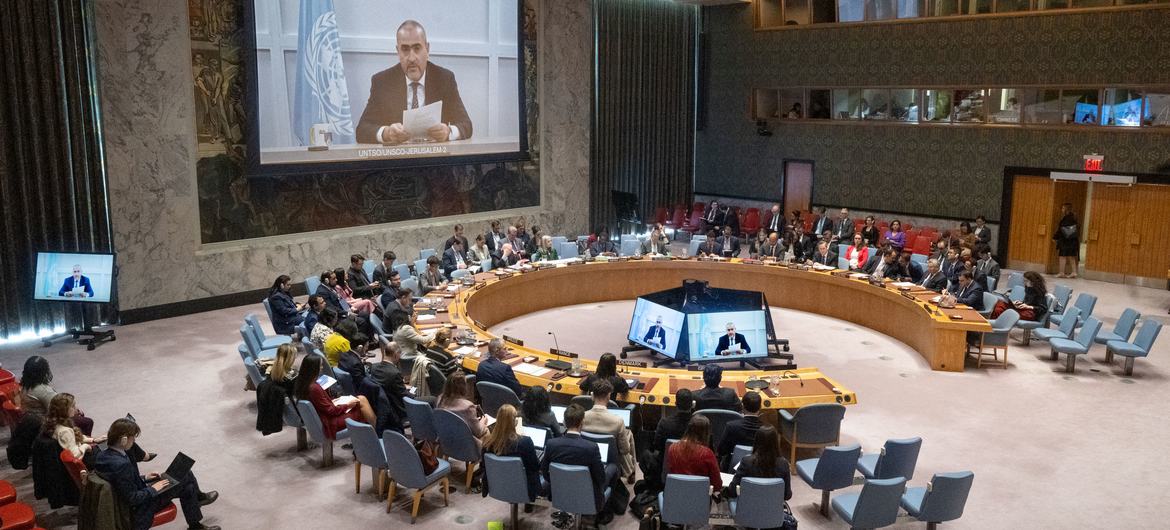A wide view of the Security Council meeting, as Mr. Alakbarov (on screen) briefs members. A wide view of the Security Council meeting, as Mr. Alakbarov (on screen) briefs members.