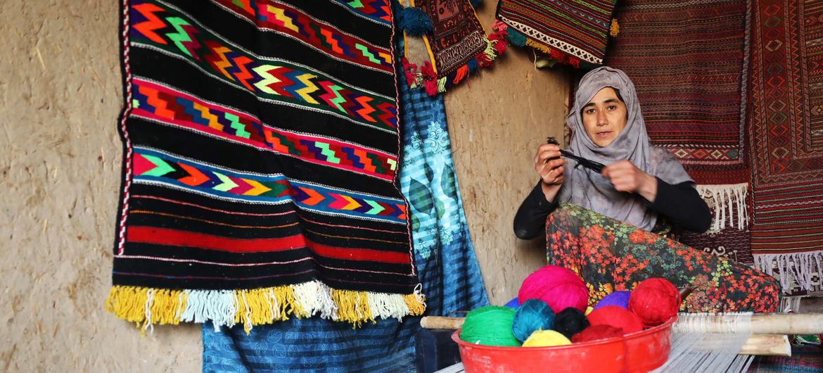 Поддержка женщин-предпринимателей со стороны ПРООН включает обучение бизнес-навыкам, предоставление необходимого оборудования, а также финансовую помощь.