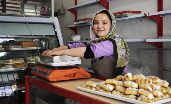 У Сакины Эбрахими свой бизнес по продаже сладостей в Герате. ПРООН оказывает ей поддержку в рамках одной из своих программ.