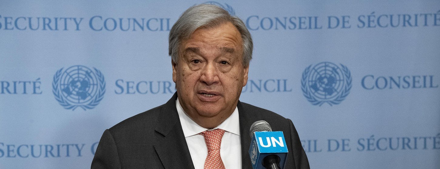 Le secrétaire général de l'ONU, António Guterres, s'exprime à un pupitre lors d'une séance d'information au Conseil de sécurité de l'ONU à Genève.