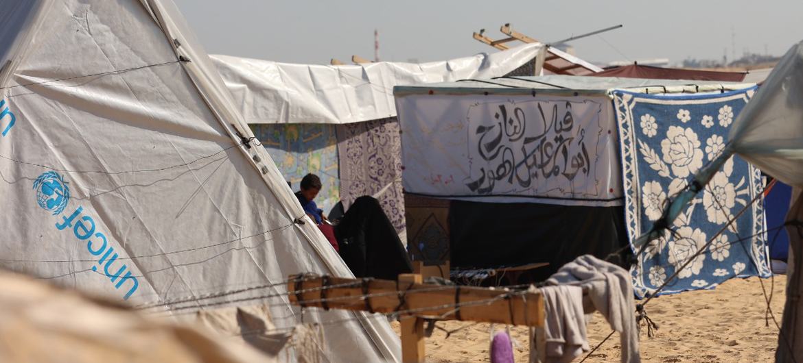 غزہ میں نقل مکانی پر مجبور لوگ تل السلطان کی خیمہ بستی میں پناہ لیے ہوئے ہیں۔