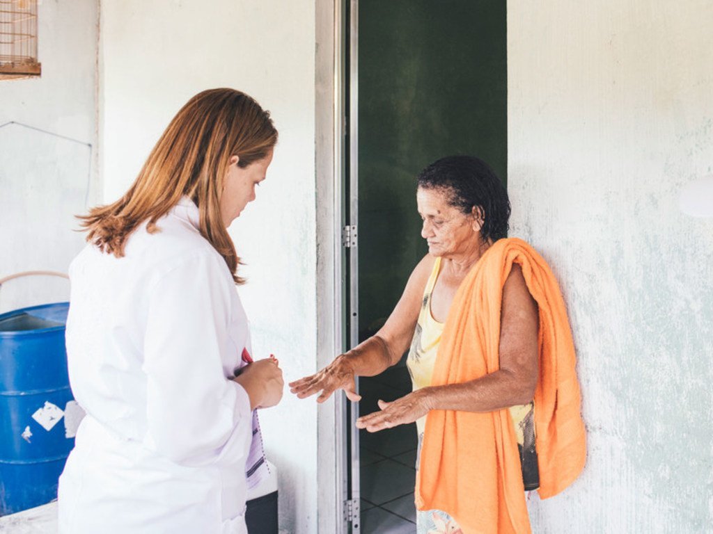 Mhudumu wa afya akitembelea jamii nchini Brazil ili kukuza uelewa kuhusu kuzuia na kudhibiti ukoma