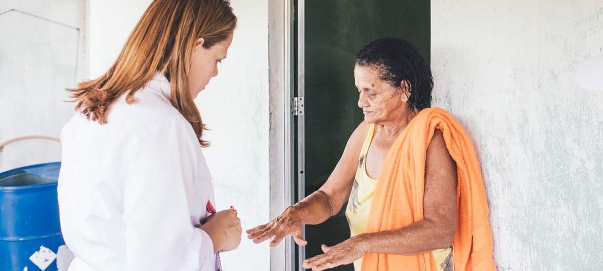 Profissionais de saúde visitam comunidades no Brasil para conscientizar sobre a prevenção e controle da hanseníase