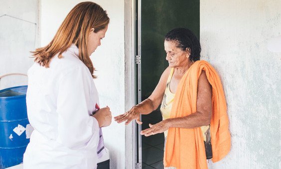 Mhudumu wa afya akitembelea jamii nchini Brazil ili kukuza uelewa kuhusu kuzuia na kudhibiti ukoma