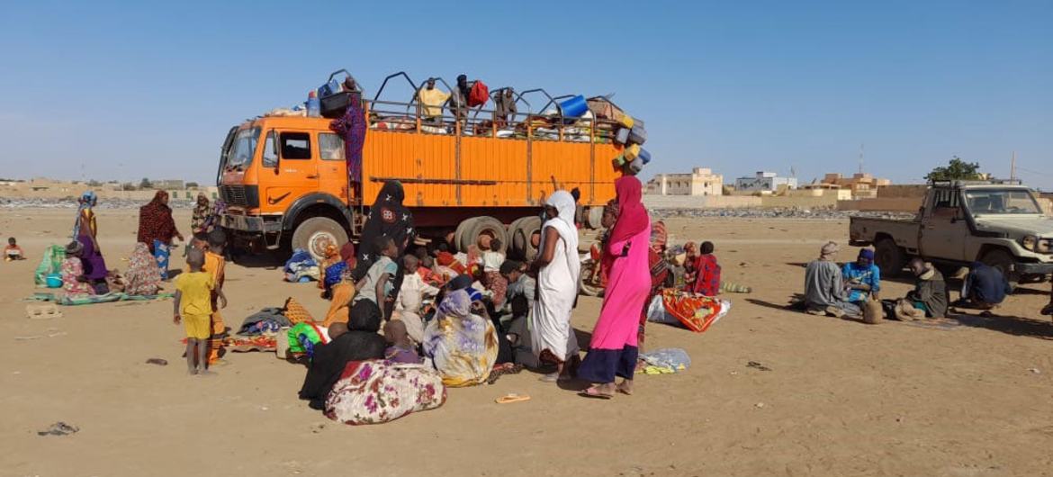 Violence and threats by armed groups continue to displace refugees and civilians in Mali.
