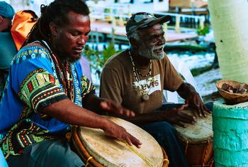 Des musiciens jouent de la batterie à Caye Caulker, au Belize.