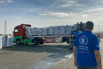 شاحنة مساعدات تابعة لبرنامج الأغذية العالمي متجهة إلى غزة تقف عند أحد المعابر في وقت سابق.