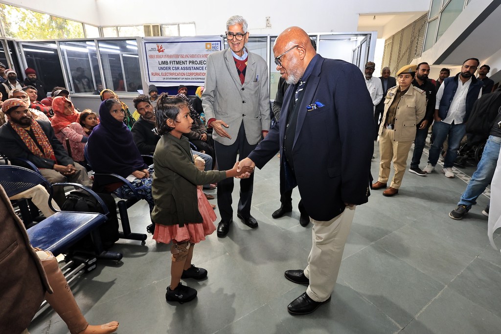 UN महासचिव ने राजस्थान यात्रा के दौरान भारत में एक गैर सरकारी संगठन बीएमवीएसएस द्वारा प्रचारित जयपुर फुट मॉडल का दौरा किया।