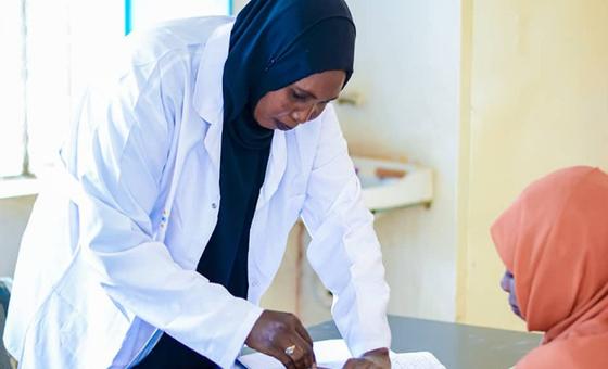 Mwanamke akipokea matibabu katika kliniki ya afya ya Ardamata inayofadhiliwa na UNFPA huko El Geneina, Jimbo la Darfur Magharibi, Sudan.