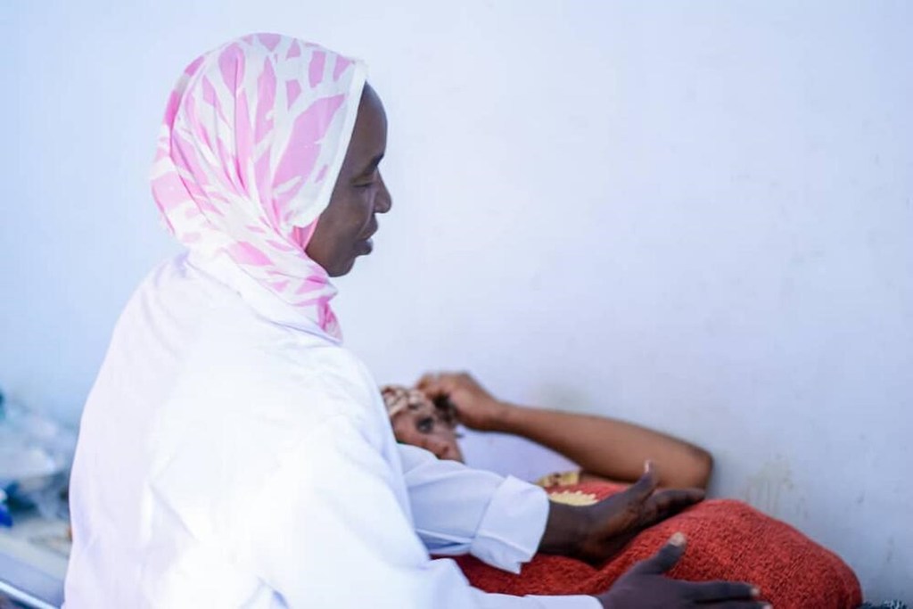 Une sage-femme de la clinique d'Ardamata s'occupe d'une femme enceinte.