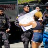 Uma jovem protesta pelo direito de viver e se manifestar em sua cidade, o Rio de Janeiro