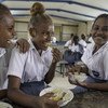 Des élèves d'une école à Honiara, dans les îles Salomon, déjeunent à l'école. (photo d'archives)