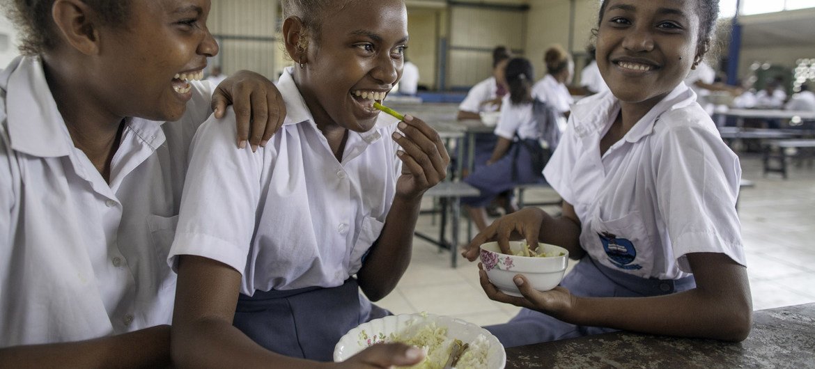 Des élèves d'une école à Honiara, dans les îles Salomon, déjeunent à l'école. (photo d'archives)