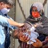अफ़ग़ानिस्तान में पोलियो टीकाकरण अभियान के तहत एक नवजात शिशु को ख़ुराक पिलाई जा रही है.